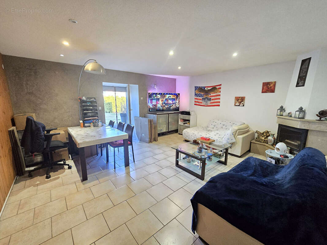 Appartement à FRASNE