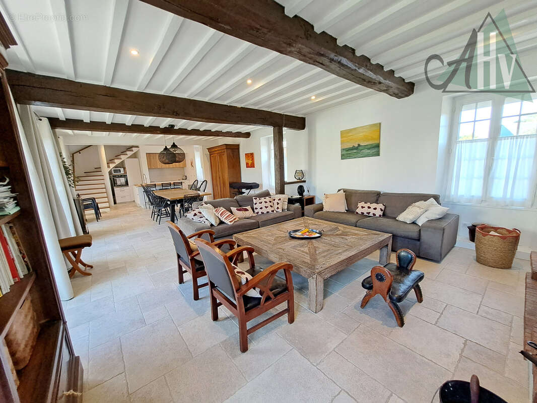 Proche VILLENEUVE L'ARCHEVEQUE - Longère rénovée de 160 m2 avec 4 chambres, dépendances et jardi - photo 6