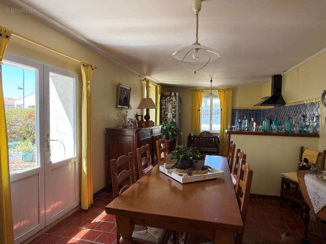 SAINT LAURENT DE LA PREE - Maison de charme en centre bourg - photo 4