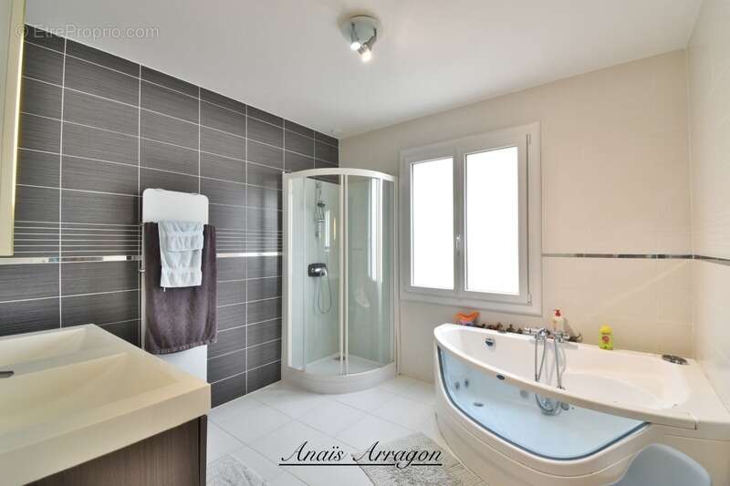 Demeure d’exception de 250 m² avec piscine, tennis et parc arboré à Saint-Sylvestre-sur-Lot(47) - photo 15
