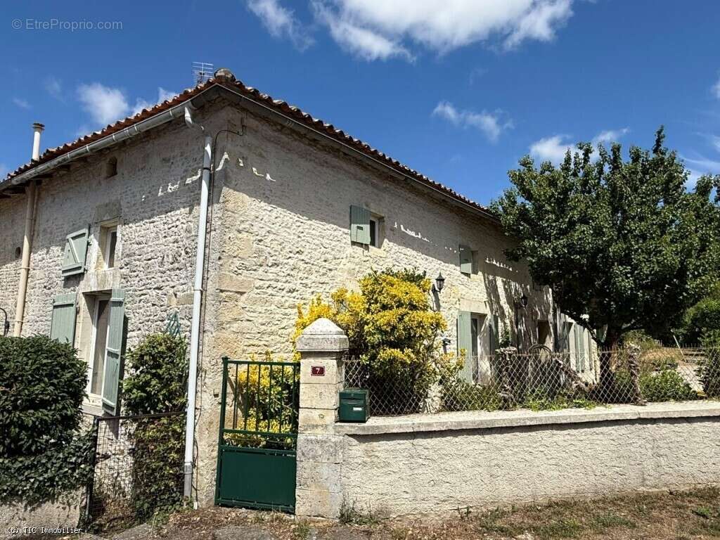 Maison de Caractère avec 5 Chambres Avec Terrain, 6 Minutes d'Aunac-Sur-Charente - photo 4