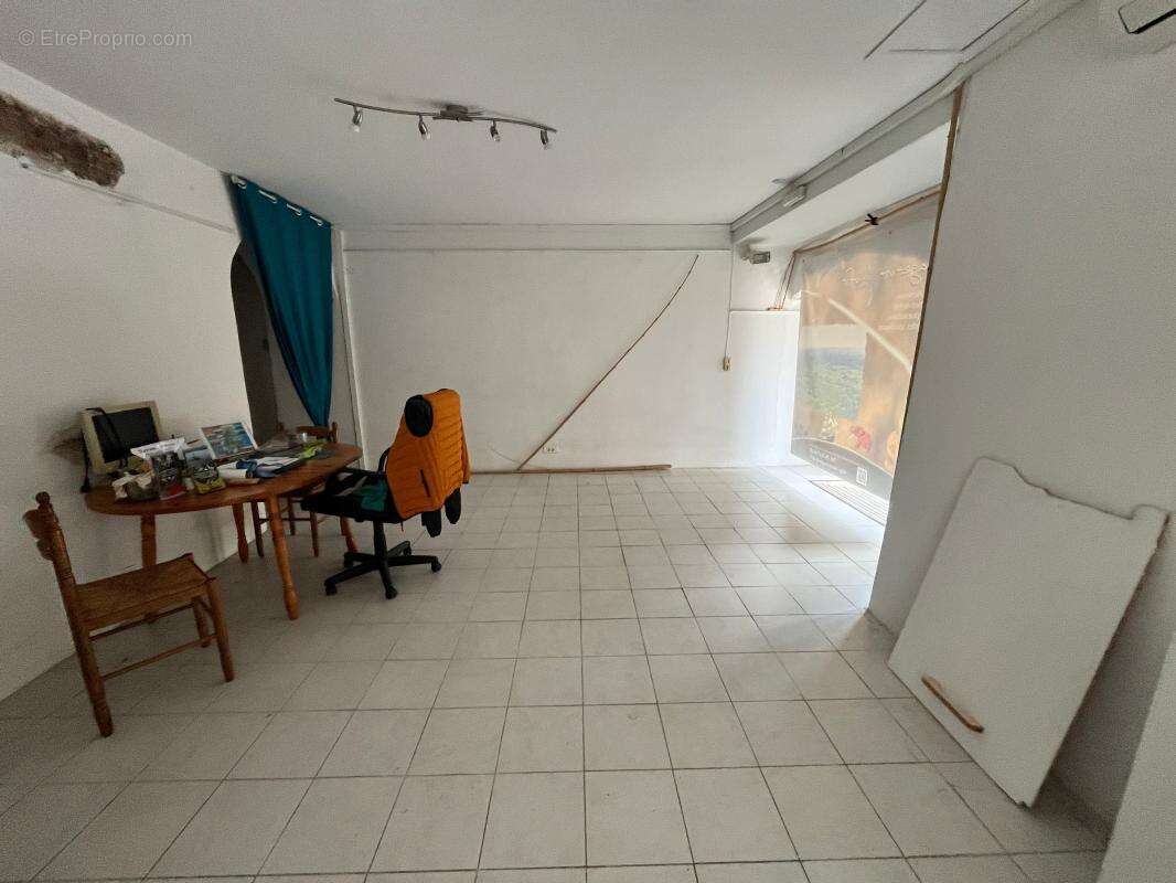 Maison + local + jardinet - photo 17