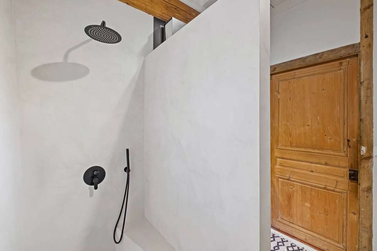 Maison de 260m2 - 1000m2 de terrain - Stationnement - photo 8