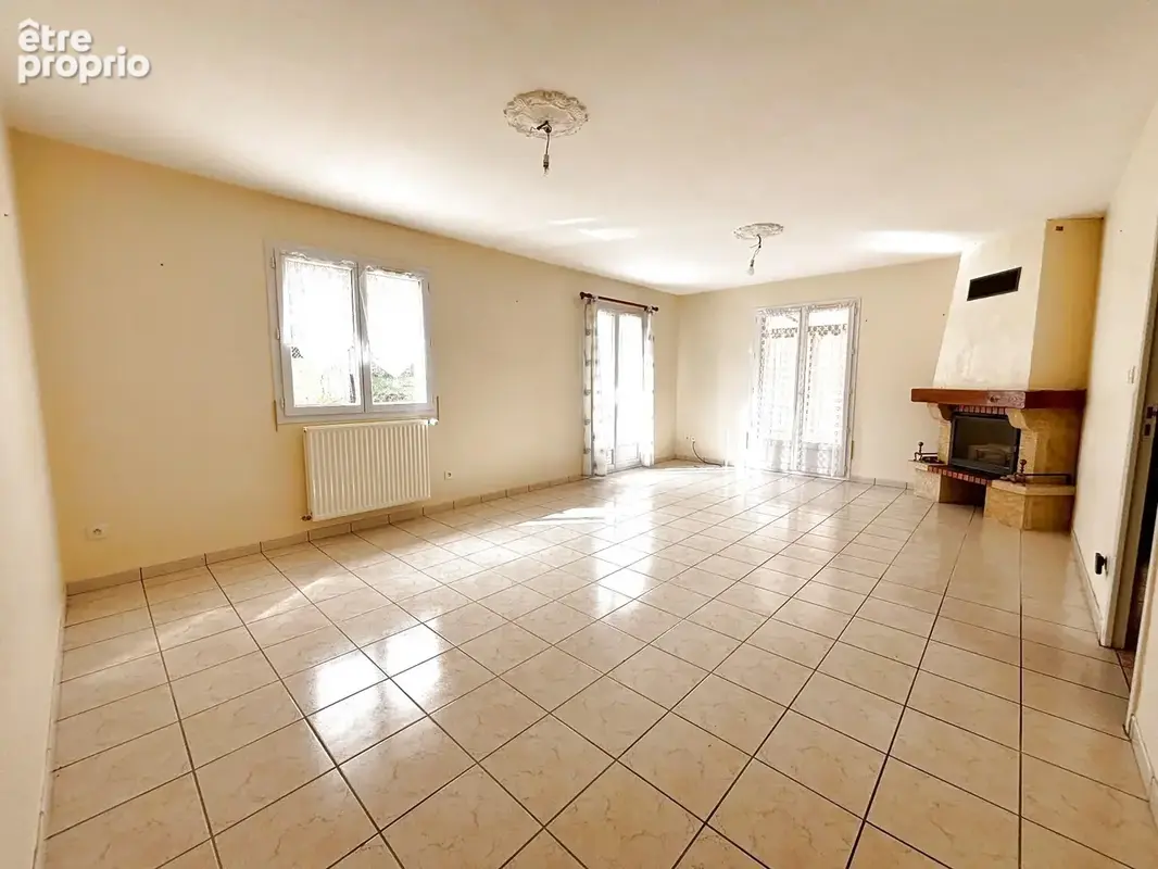 Maison de plain-pied avec terrain proche du centre de Sainte-Sigolène - photo 4