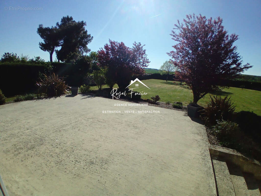 Terrasse sans vis à vis  - Maison à DANGE-SAINT-ROMAIN