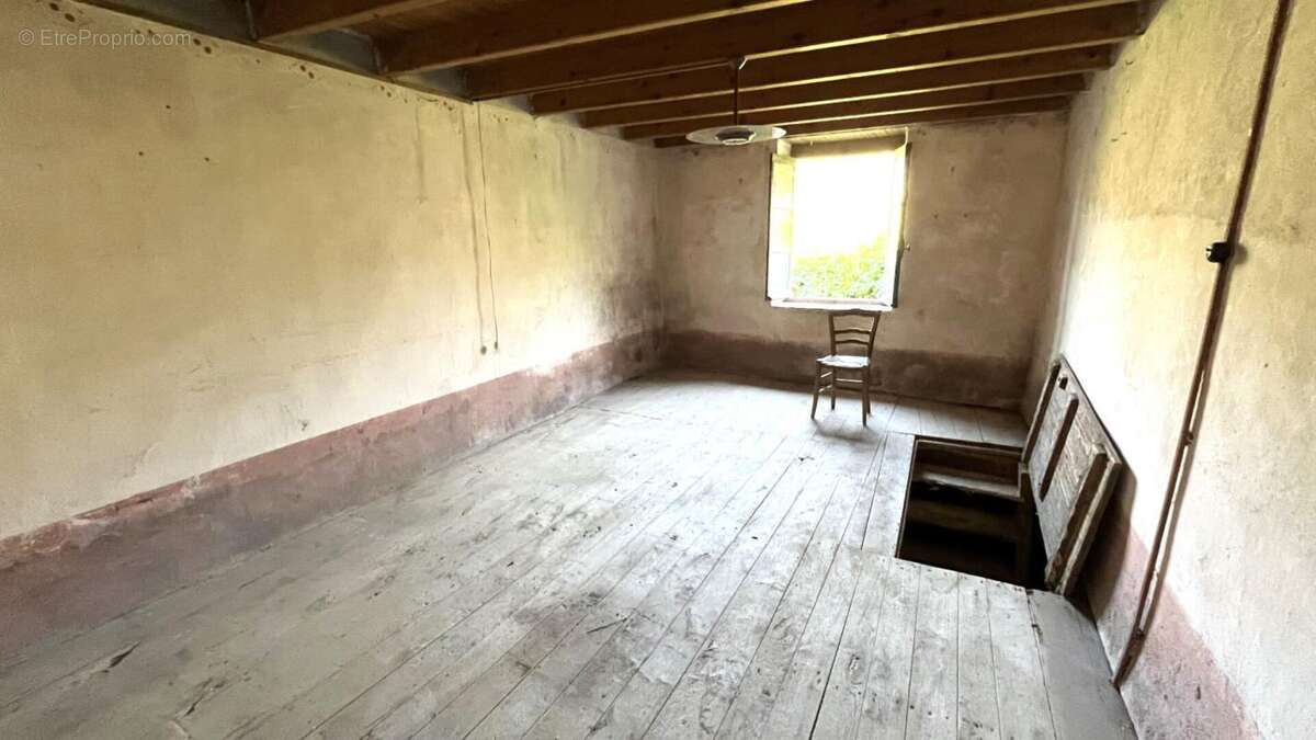 Ancien corps de ferme en pierre à rénover -  Fort potentiel au coeur du Jura - photo 2