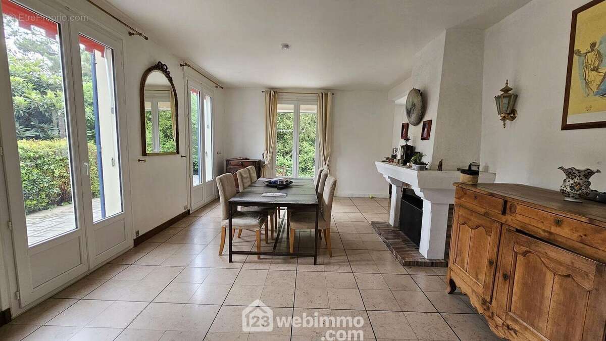 Un séjour lumineux de 30 m² avec sa cheminée .