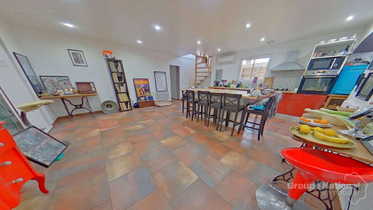 Maison à SAINT-MITRE-LES-REMPARTS