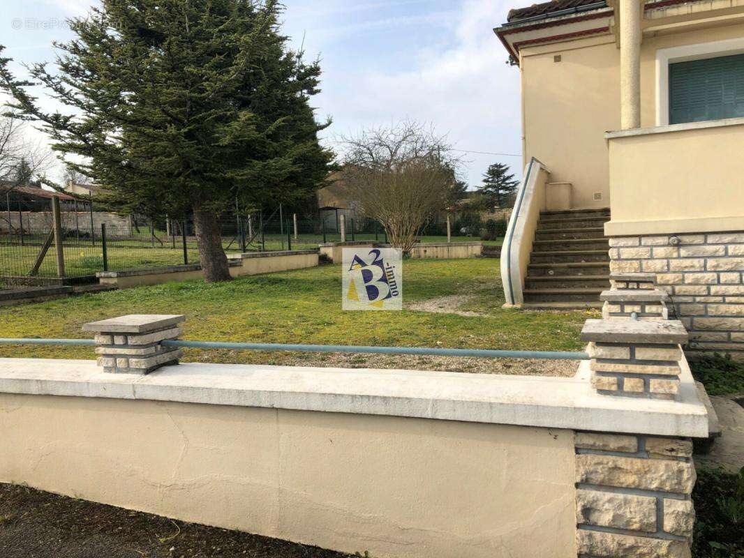 Maison à MAGNAC-SUR-TOUVRE