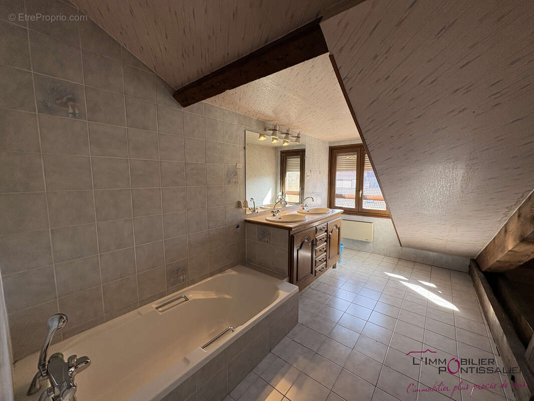 Pontarlier - centre ville : appartement de type 4 avec cave et garage - photo 6