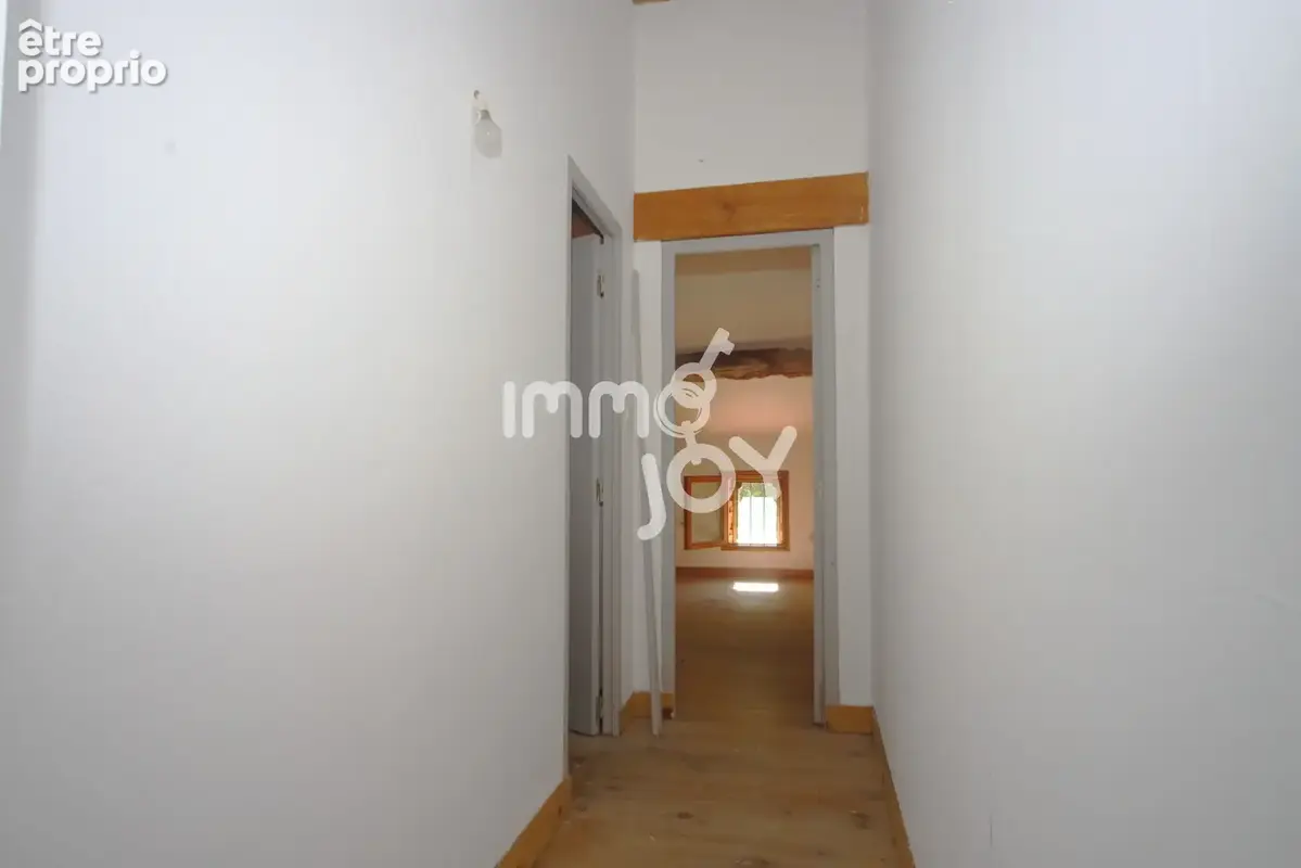 Maison 19e, 133 m2, T5, sur 2 niveaux, cave semi-enterrée 50 m2, garage 42 m2, dépendances, terrain divisible. - photo 8