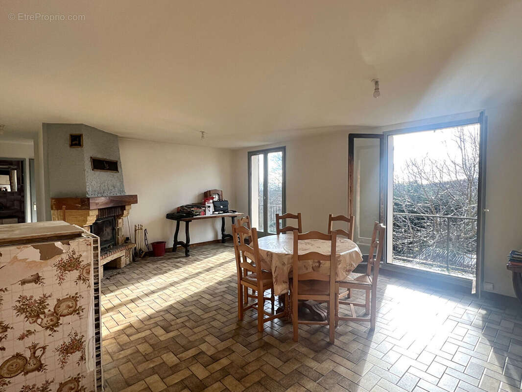 Maison à SAINT-GENES-CHAMPANELLE