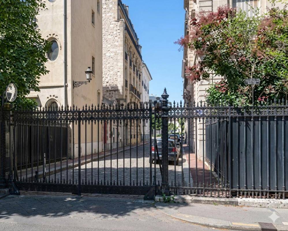 Appartement à PARIS-16E