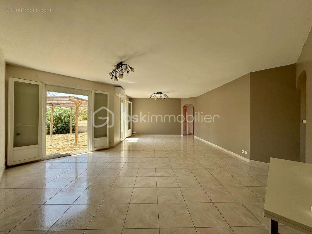 Plain-pied 3 chambres avec garage, piscine et grand terrain - photo 10