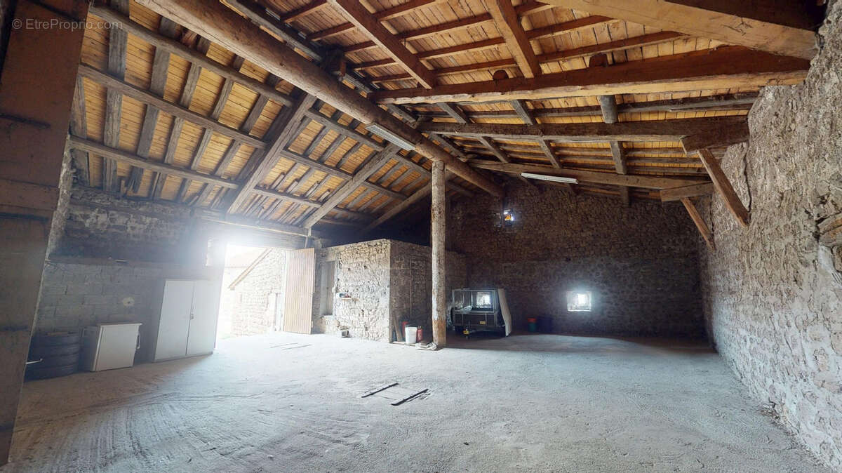 Maison à SAINT-HILAIRE-CUSSON-LA-VALMITTE