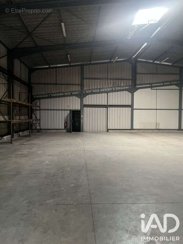 Commerce 2200 m² à Bourg-En-Bresse  - photo 9