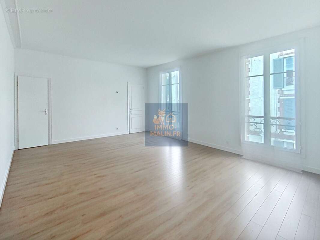 Salon vide IA - Appartement à PARIS-18E