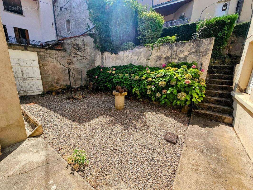 Maison à vendre 7 pièces - 180 m² - Extérieurs - 2 garages à VERTAIZON (63) - photo 2