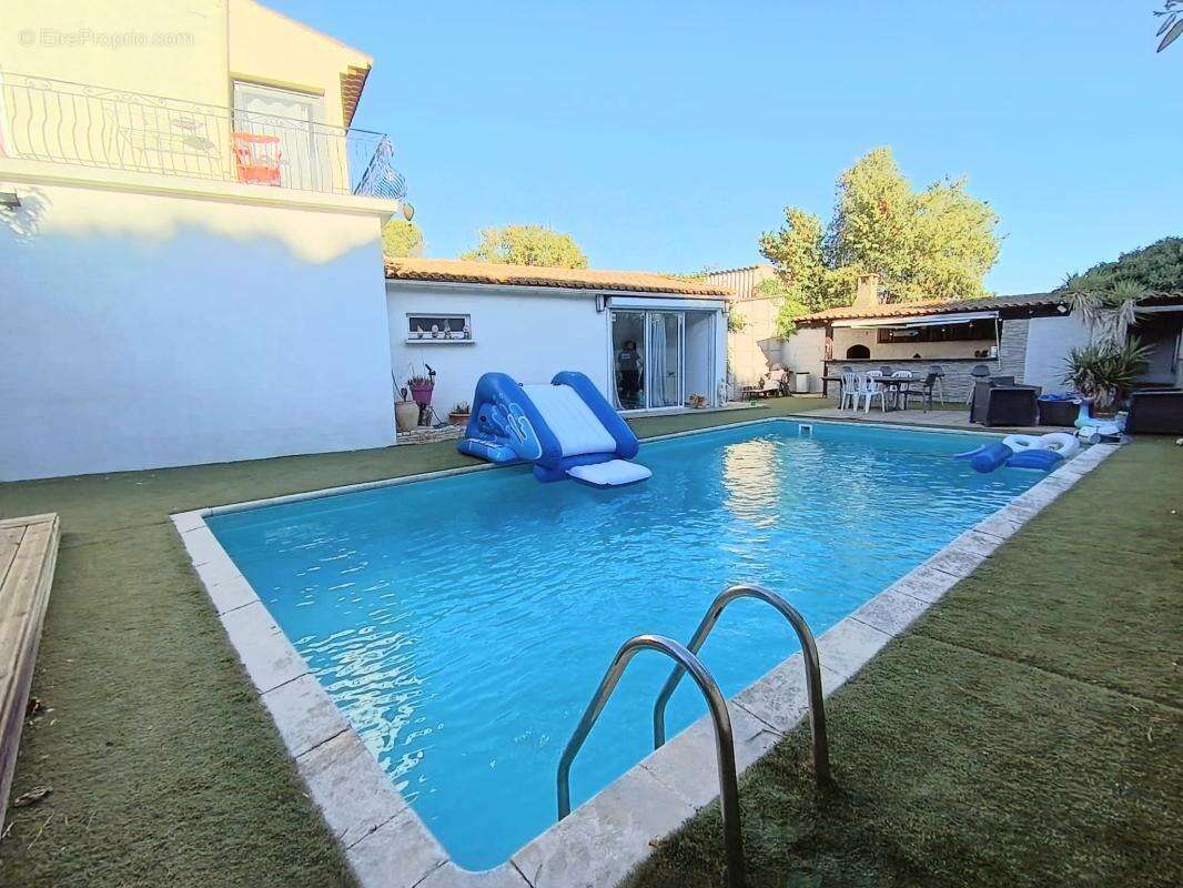 À Vendre : Garage piscine cuisine d'été extérieur de plus de 1100 m² + F3 - photo 3