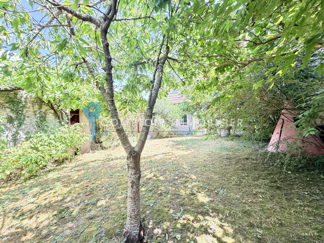 Maison 5 pièces avec jardin et dépendance - photo 3