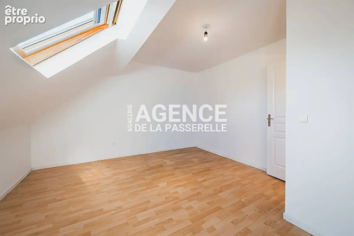 Maison rénovée de 118m2, 4 chambres, jardin et piscine. - photo 33