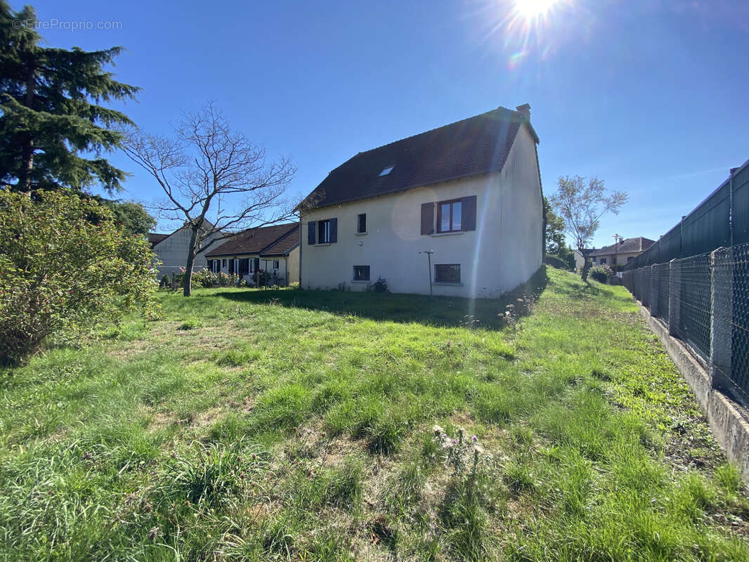 Maison à SAINT-REMY-EN-ROLLAT