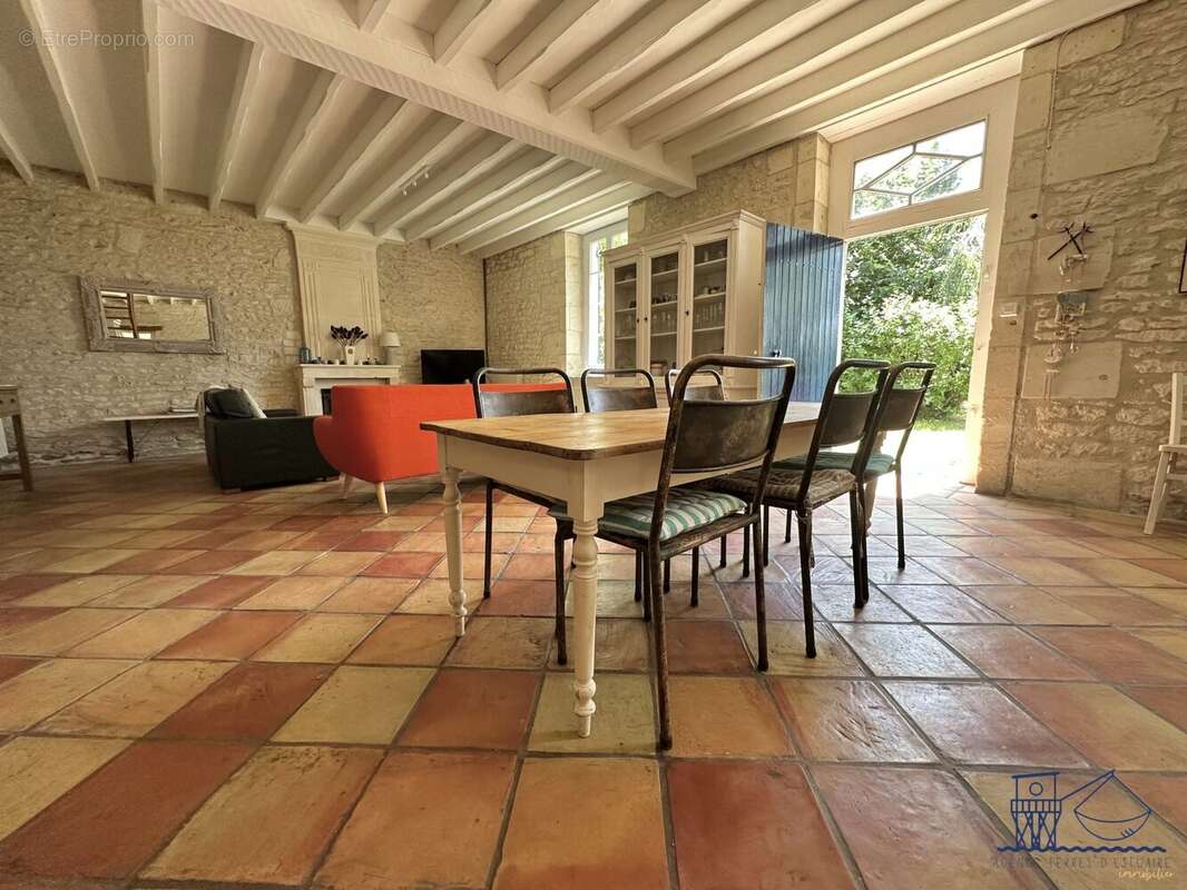 Maison 211 m² à Mortagne-Sur-Gironde  - photo 7