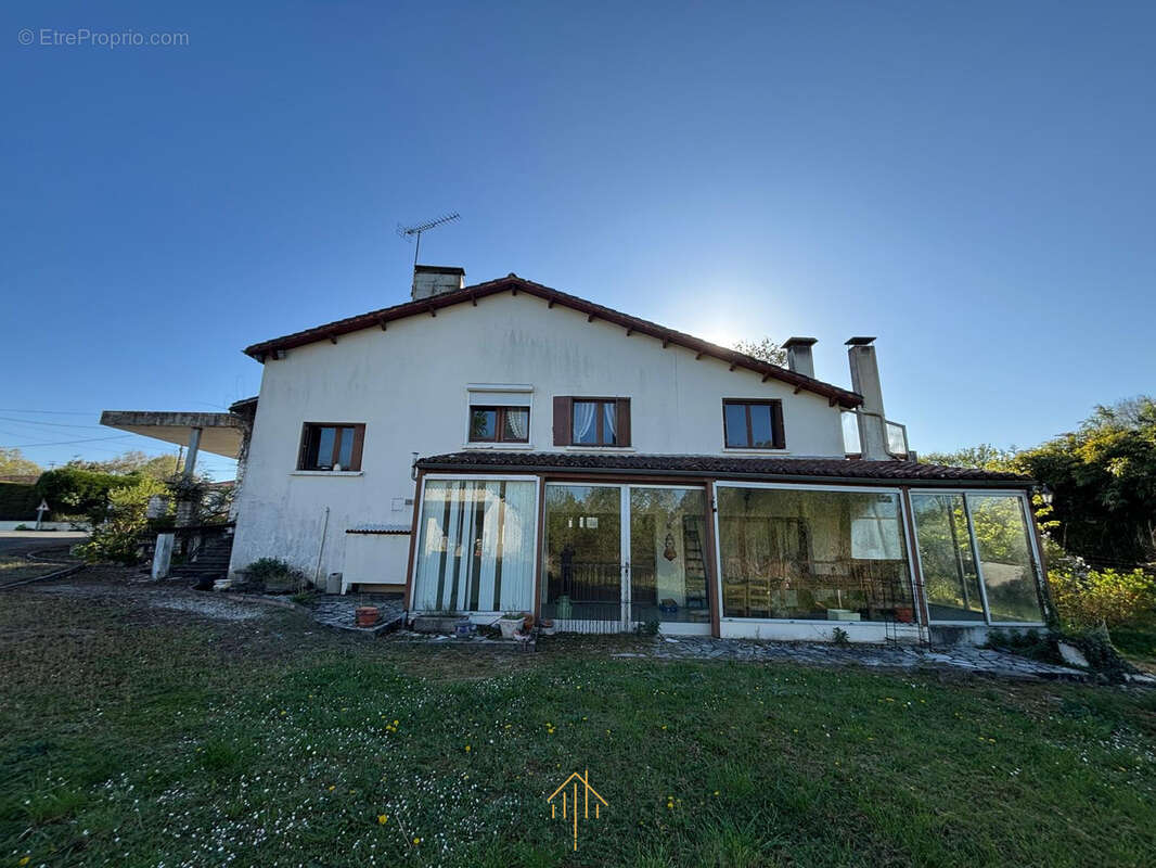 Grande maison d'environ 200 m2 avec un magnifique étang de 2138 m2 - photo 15