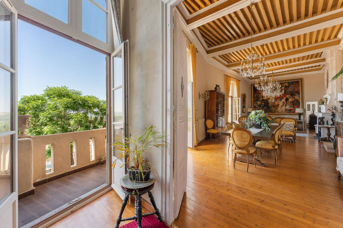Château médiéval XII e Siecle rénové entre mer et Montagne avec vue  en 360 degrés sur la vallée verdoyante - photo 2