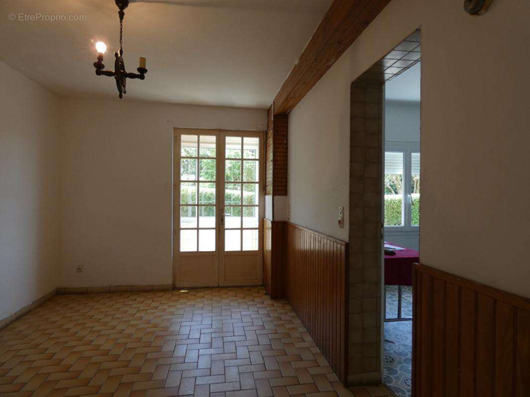 Maison de 119m2 avec 5 chambres, sur un magnifique terrain de1 794m2 : 3 garages, hangar, possibilité gîte ! - photo 5