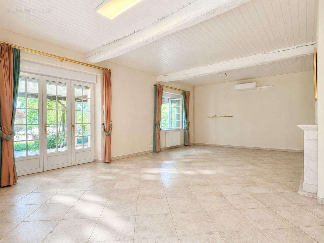 LONGERE DE CARACTERE de 500m² , 5000m² de terrain - photo 10