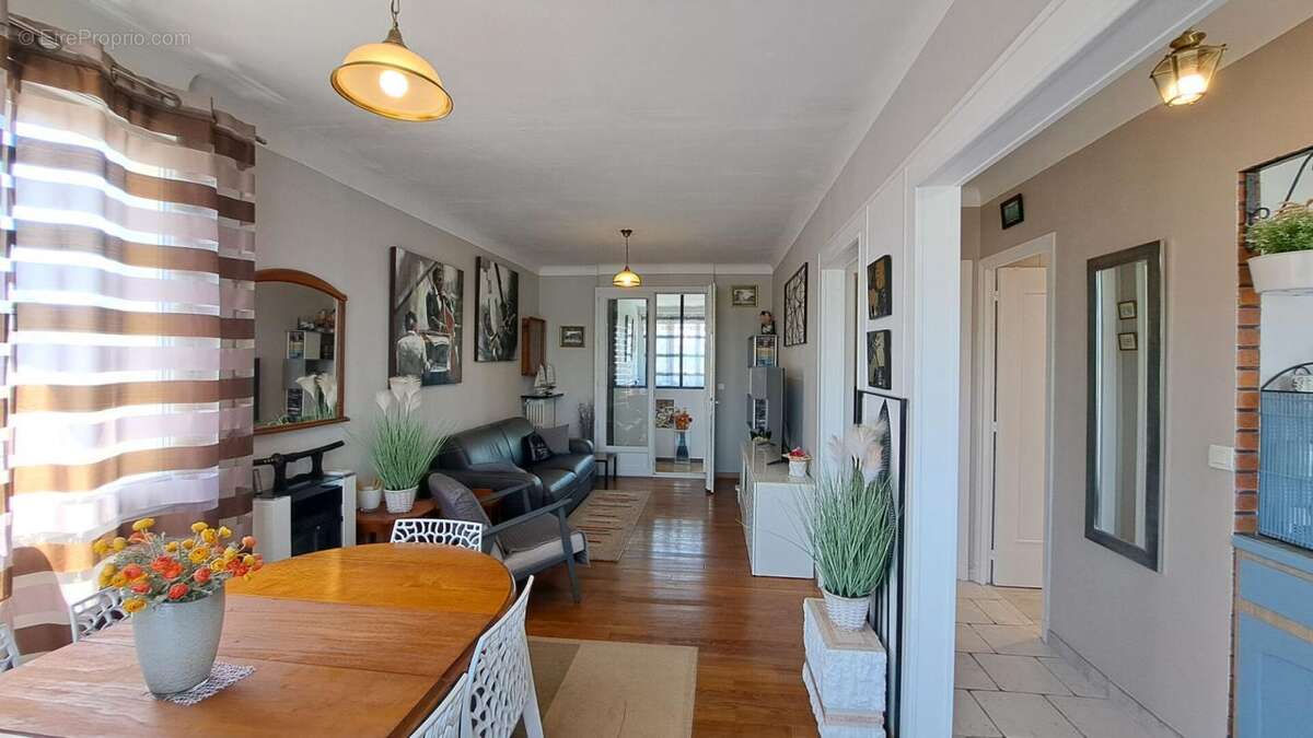 Maison à LE MESNIL-SAINT-DENIS