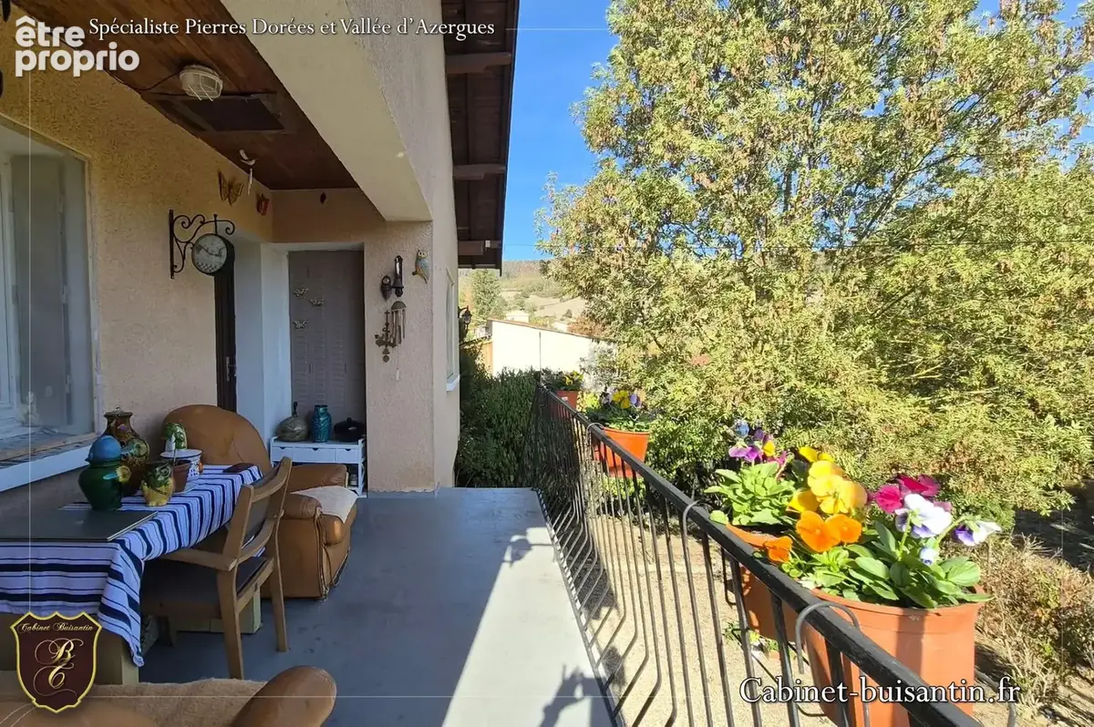 Maison avec terrasse et jardin arboré - photo 3