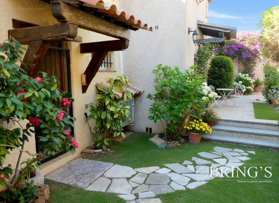 Entrée photo améliorée - Maison à SAINT-RAPHAEL
