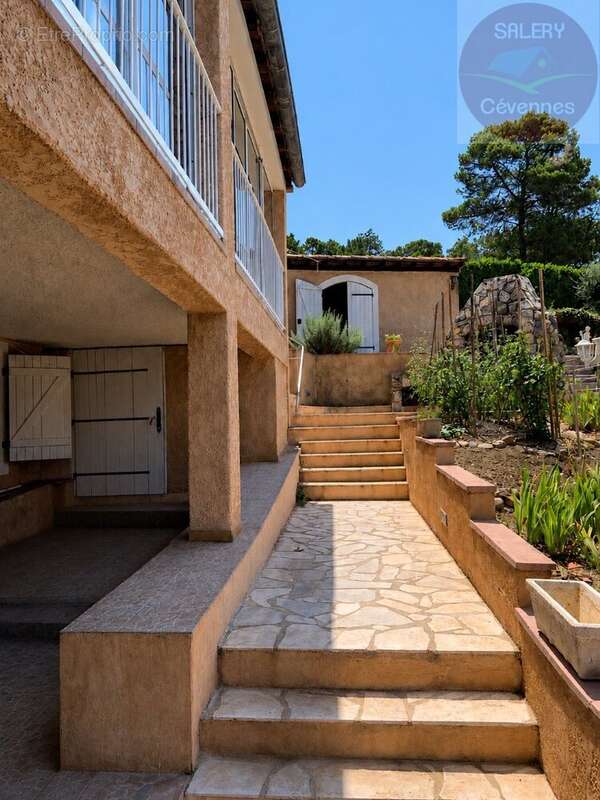Villa familiale avec piscine,appartement indépendant et terrain arboré - photo 4