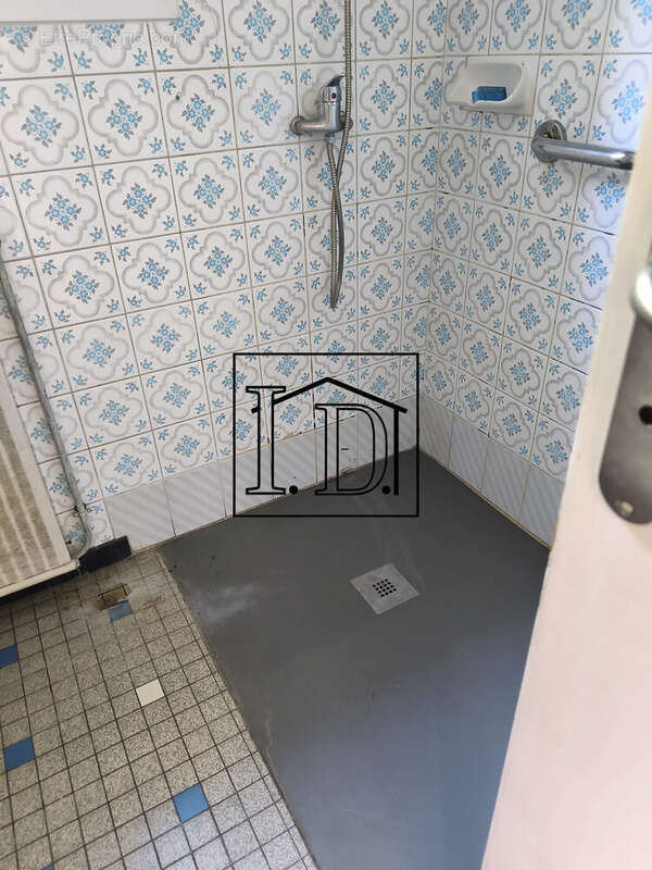 Salle d'eau / Douche à l'italienne RDC - Maison à EYMET