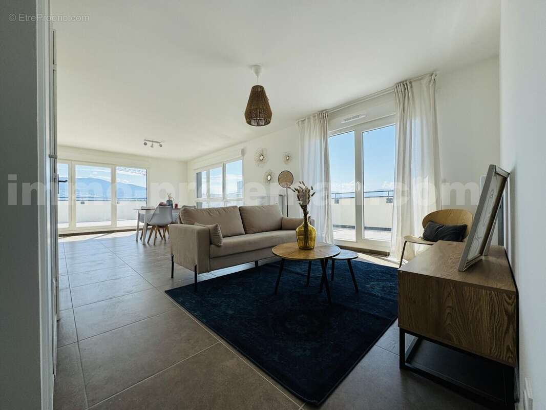 Appartement_T4_Ambilly_belle_superficie_prox_frontière_Suisse_tram_Ceva_direction_Genève_Secteur_calme_Verdoyant_Frontaliers_Cuisine_séjour