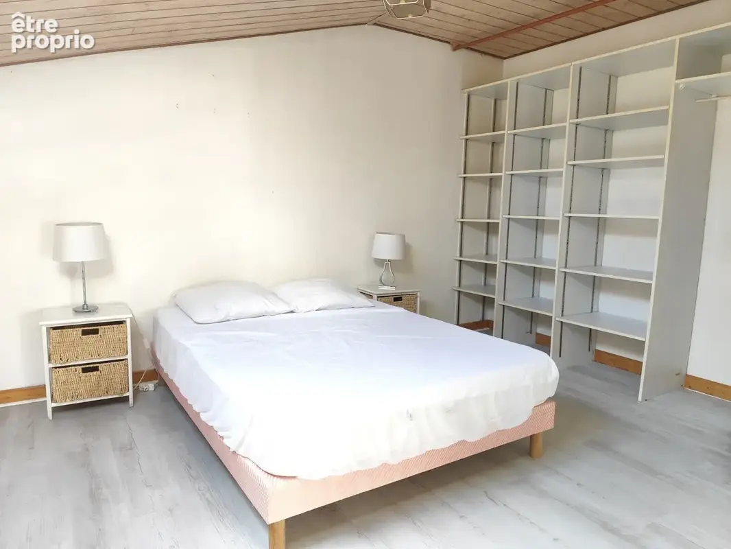 Ensemble immobilier de 108 m2 divisé en 2 logements T2 bis avec garage, cour et balcon - photo 7