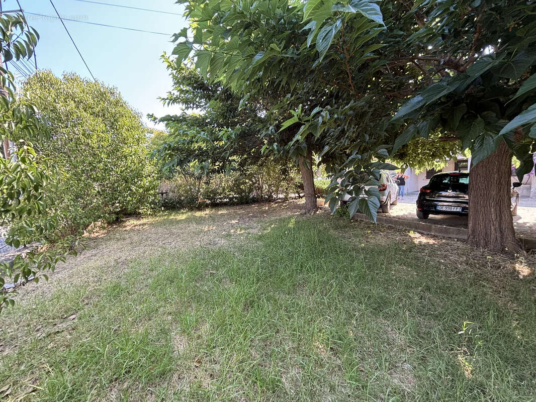 Villa avec plusieurs appartements située dans un quartier calme de Porto Vecchio. - photo 23