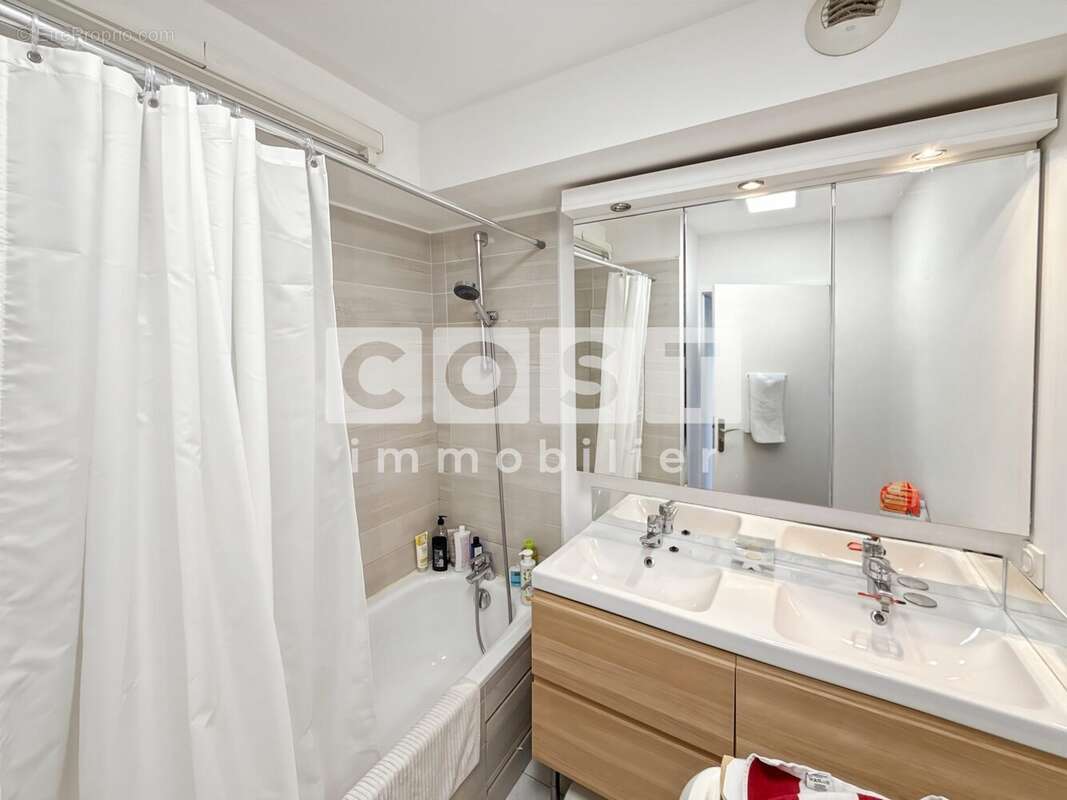 Appartement à COURBEVOIE