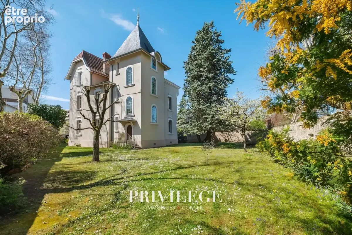 Vernay - Maison de ville 250m2 avec jardin proche de toutes commodités - photo 3