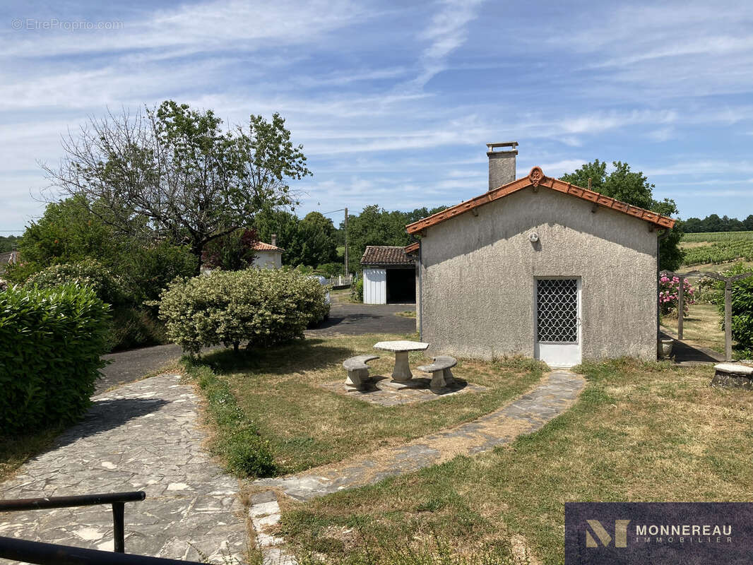 Maison à ROULLET-SAINT-ESTEPHE