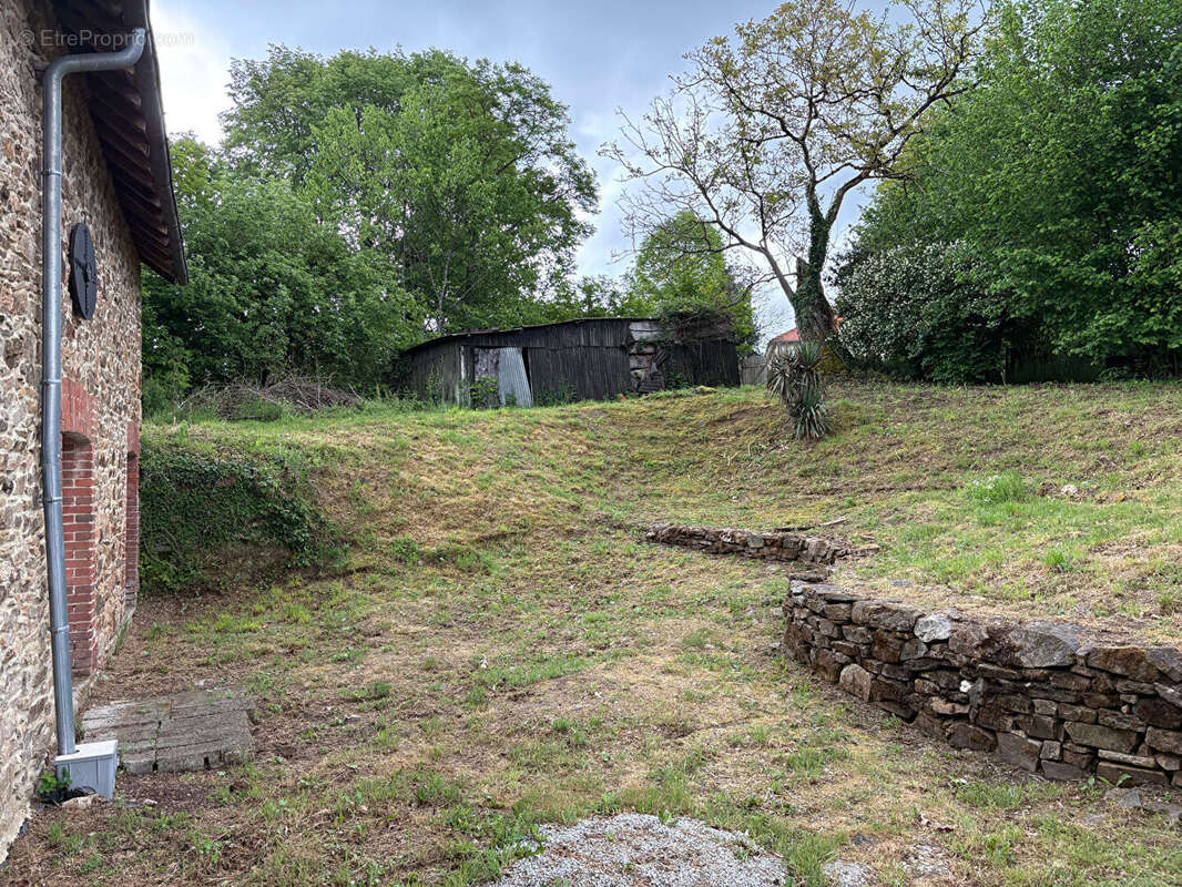 Fermette en pierre avec dépendances et terrain. - photo 2