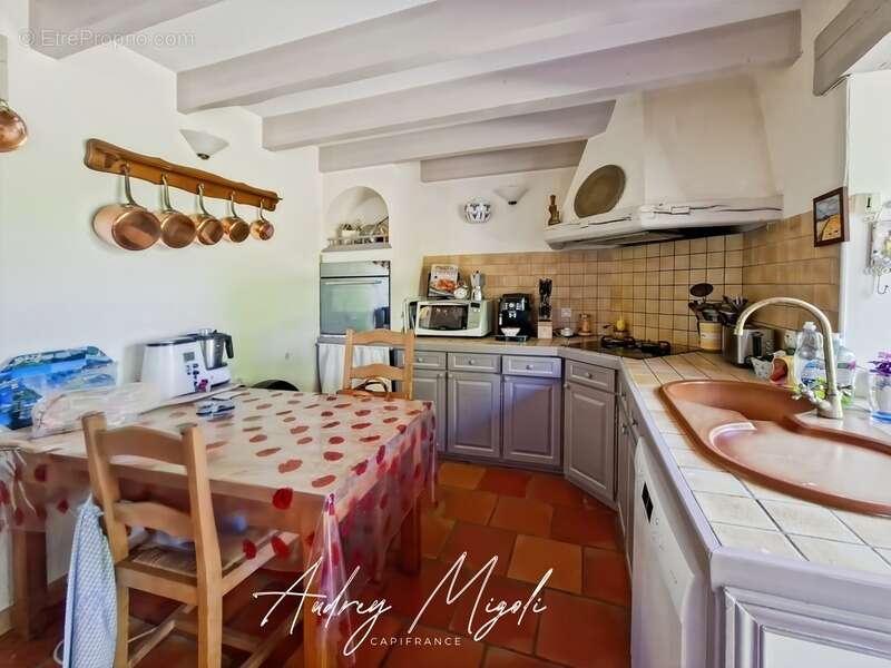 Propriété en pierre 8 pièces, 5 chambres, dépendances, piscine, terrain 7800m² - photo 6