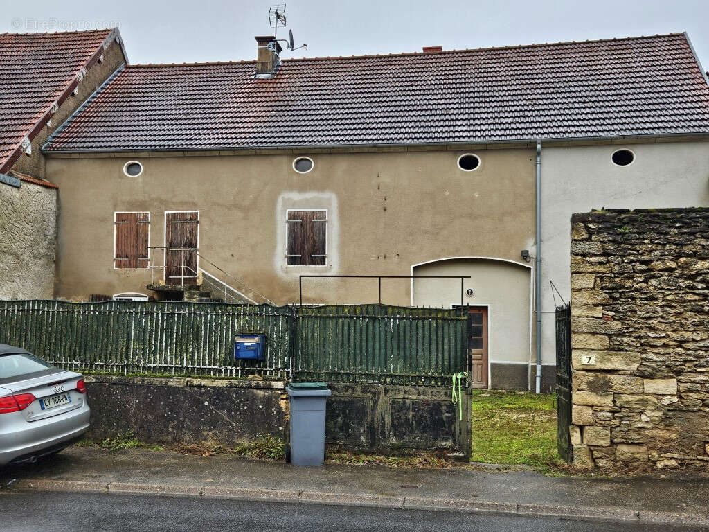 Maison à MONTUREUX-ET-PRANTIGNY