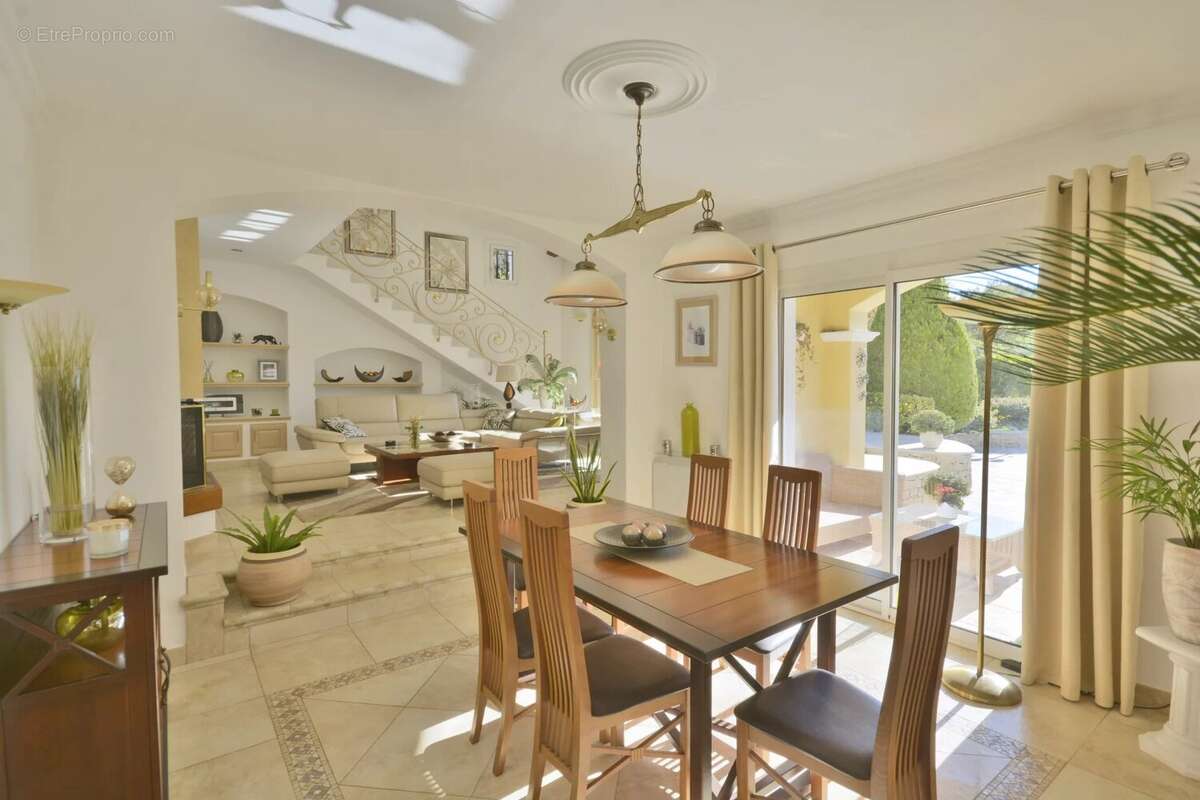 Maison à ROQUEFORT-LES-PINS