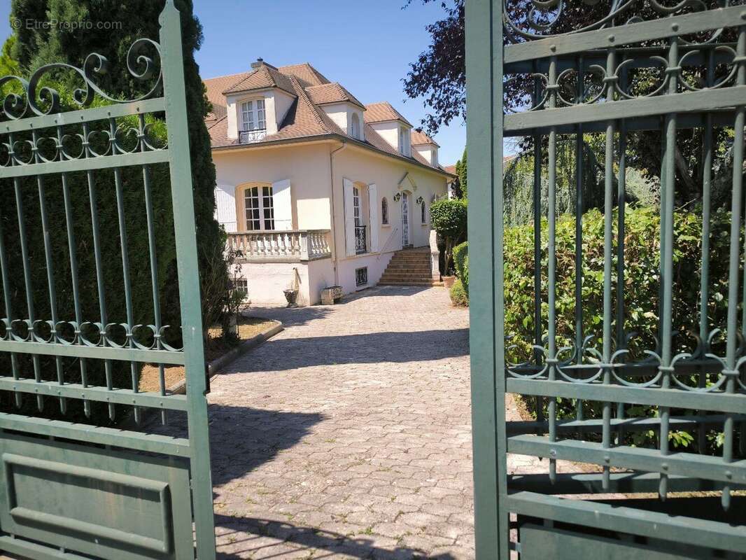 Maison Ile de France de qualité . Jardin clos . Foix . - photo 18