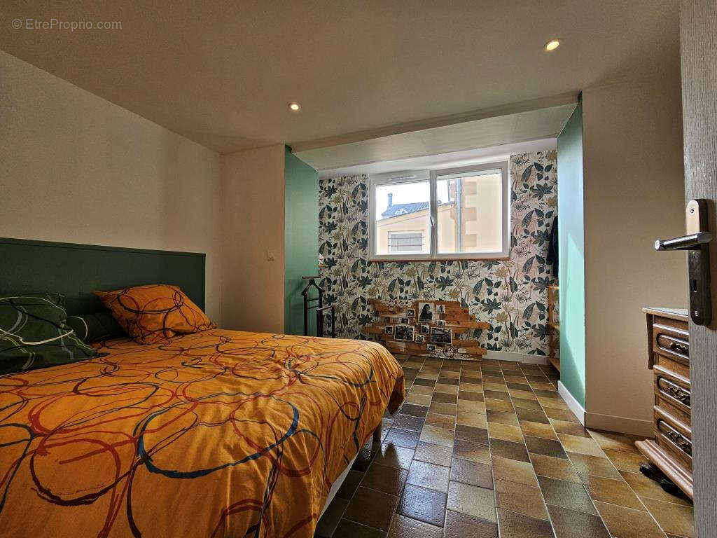 Maison à SAINT-YZAN-DE-SOUDIAC