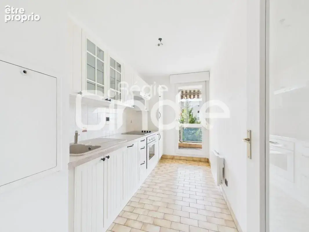 Vente - Appartement - 2 pièces + cuisine - 51 m² - 250 000 € - - photo 4