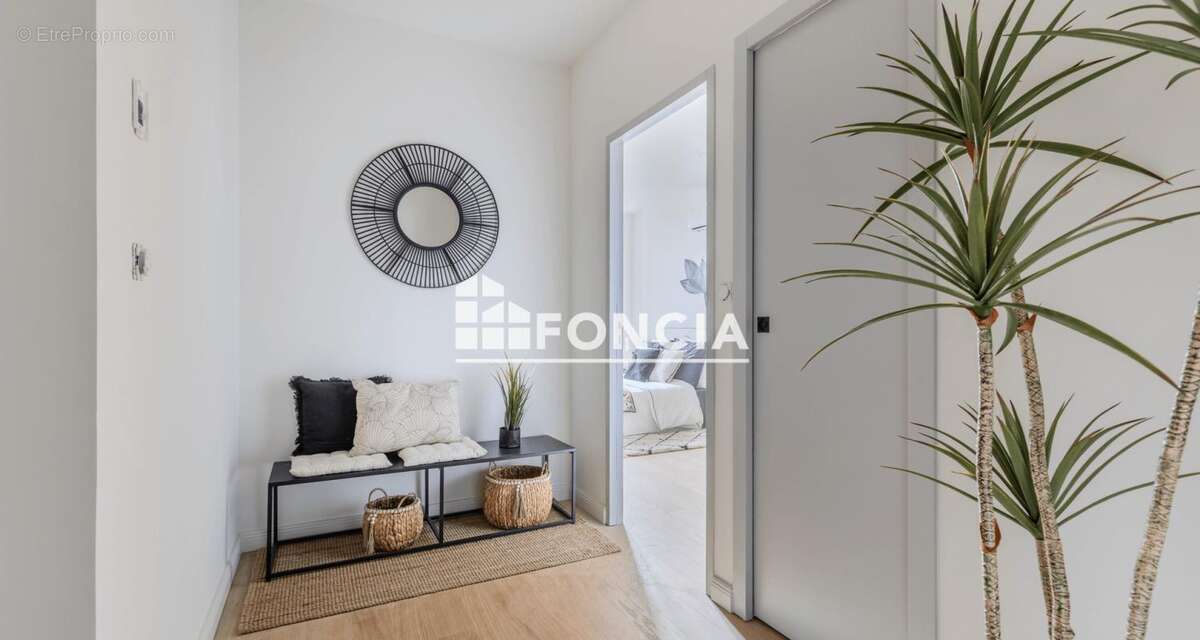 À VENDRE : CHARTRONS - Charmant T2 de 49 m², entièrement rénové, au 2ème et dernier étage d'un immeuble lui aussi rénové - photo 3